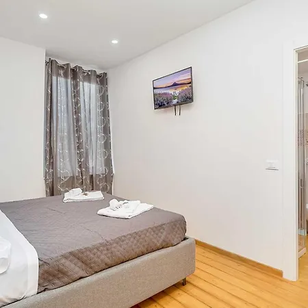 Yellove Apartment *